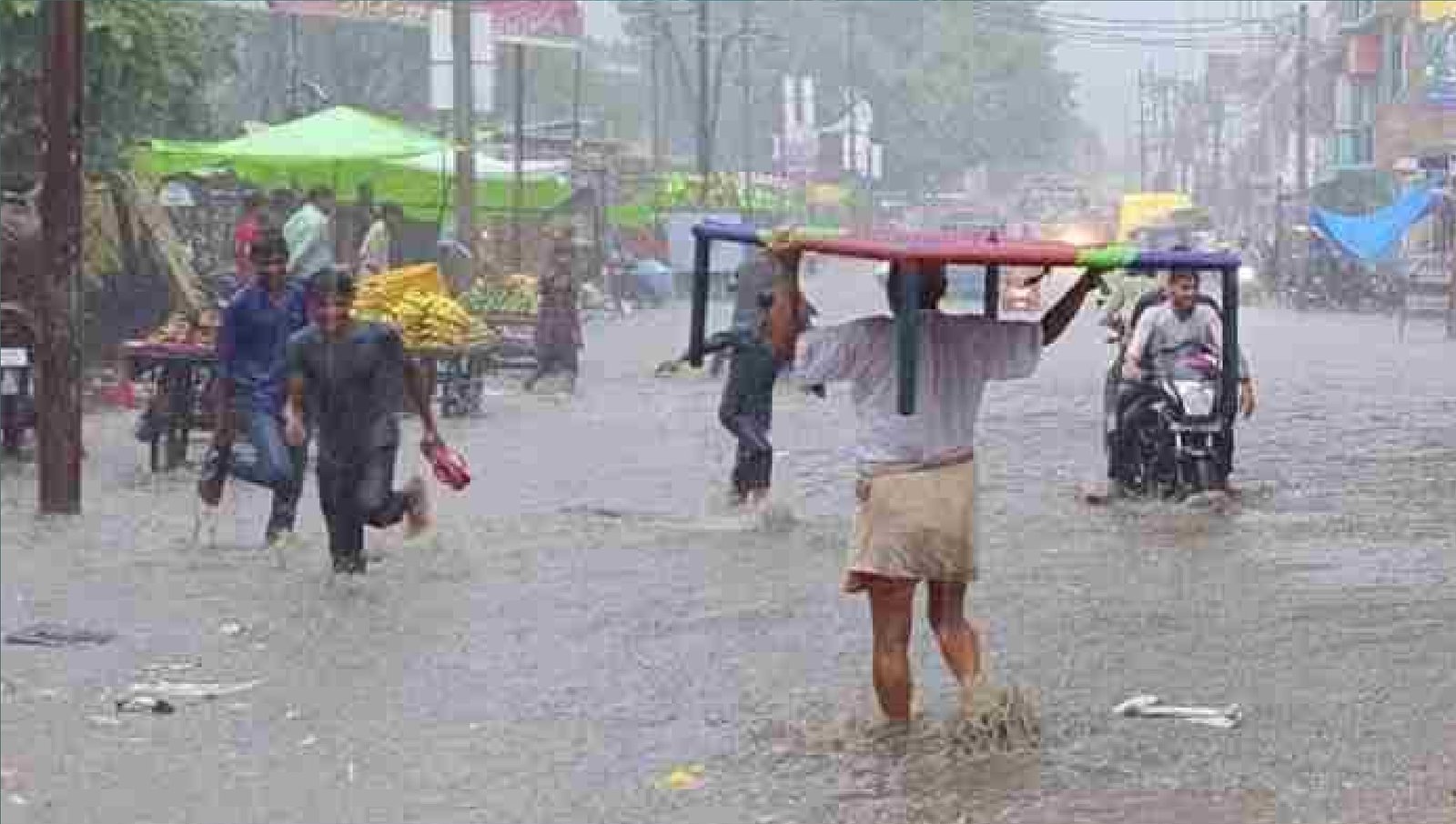 Wफर्रुखाबाद में झमाझम बारिश से मौसम हुआ सुहाना, लेकिन नगर पालिका की पोल खुली