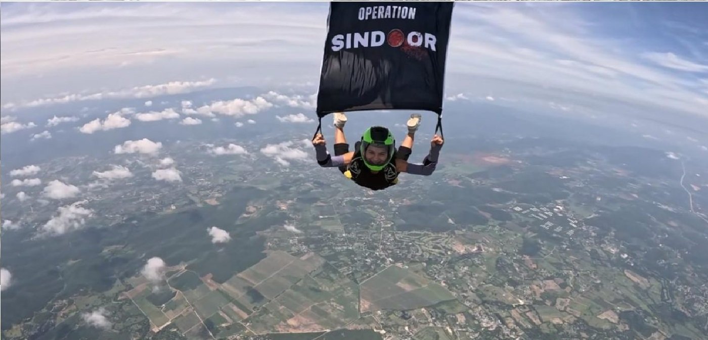 Wअनामिका ने 14 हजार फीट ऊंचाई से आसमान में लहराया ऑपरेशन सिंदूर का झंडा