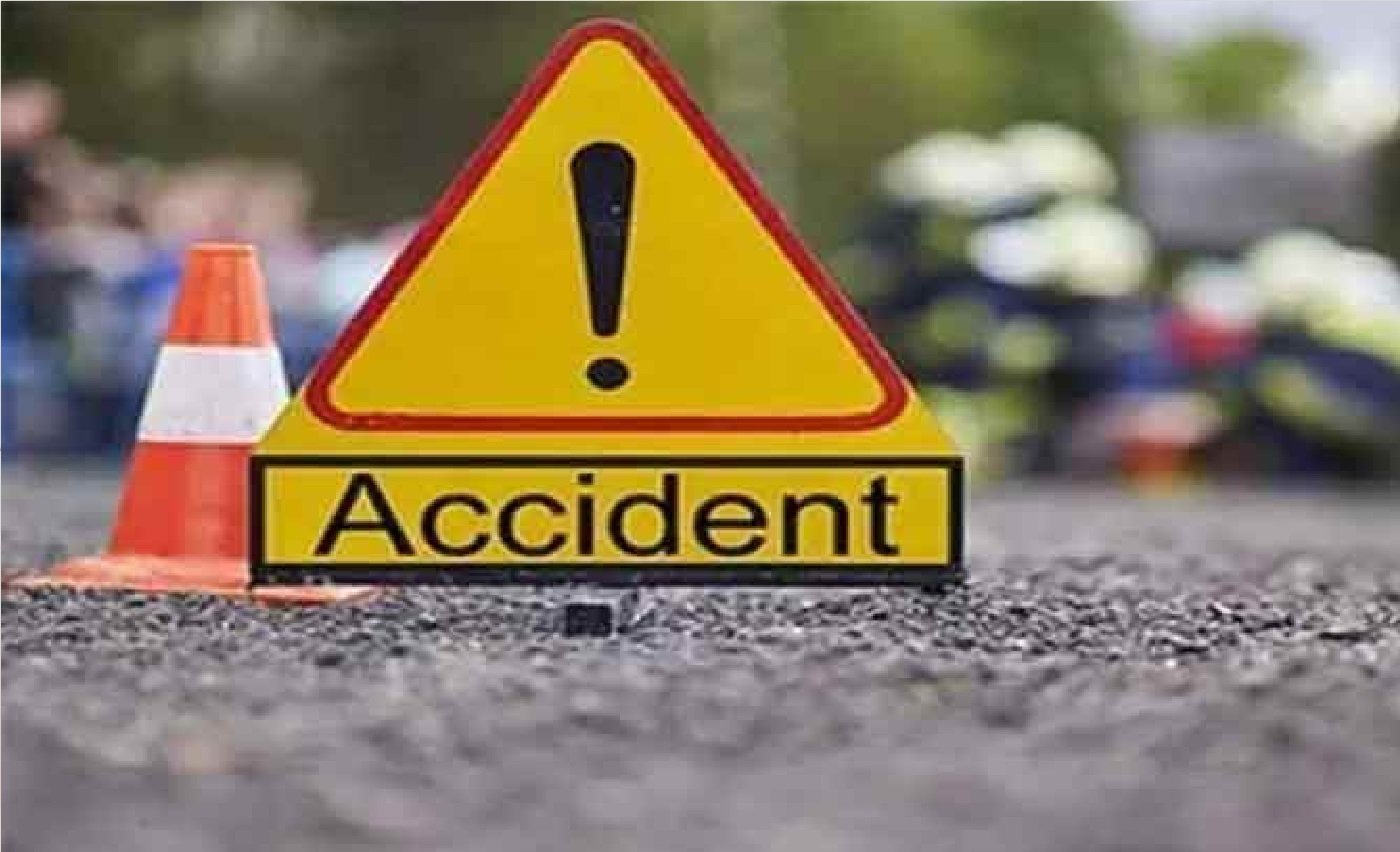 Wअनियंत्रित फोर व्हीलर की टक्कर से स्कूटी सवार गंभीर रूप से घायल, कार चालक फरार