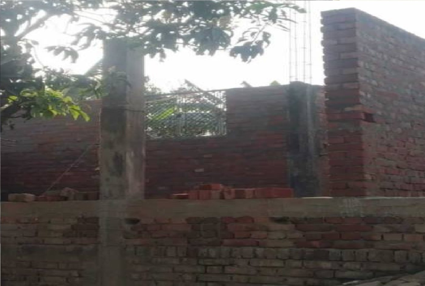 Wउपजिलाधिकारी के आदेश के बाद भी नहीं बनने दिया जा रहा मकान, महिला ने दबंगों पर लगाया गंभीर आरोप