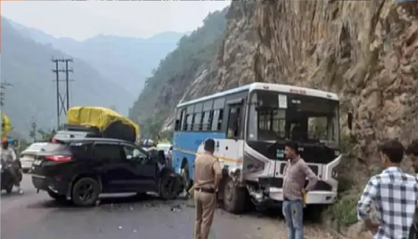 Wऋषिकेश-श्रीनगर हाइवे पर भीषड़ सड़क हादसा, बस और कार की भीषड़ टक्कर