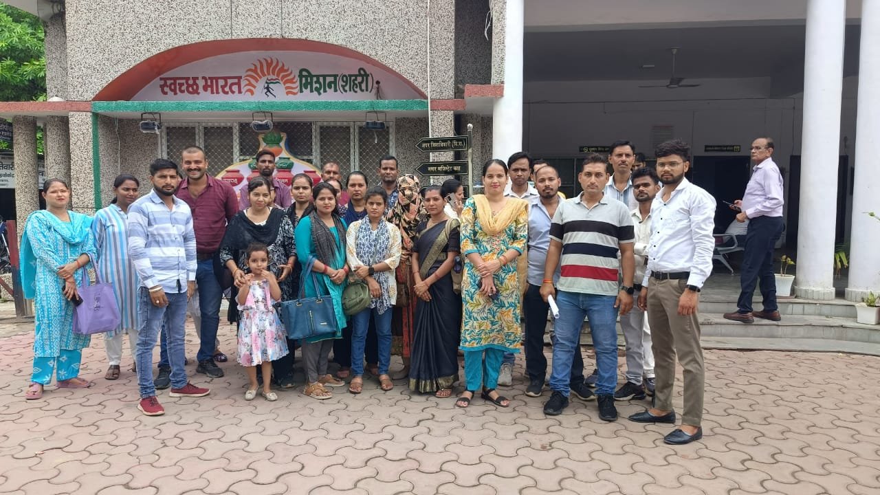 Wसमायोजन की मांग को लेकर कोविड कर्मियों ने डीएम को सौंपा ज्ञापन