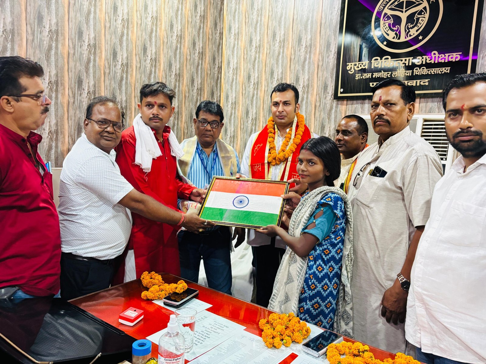 Wमहिला का इलाज कर जीवनदान देने वाले चिकित्सकों को किया गया सम्मानित