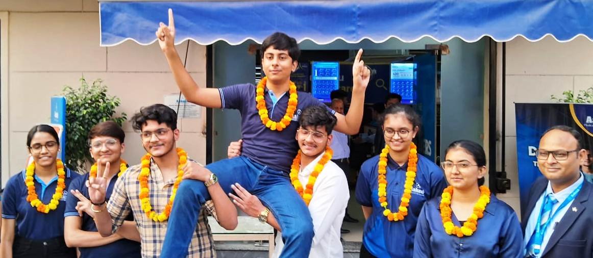 Wनीट यूजी 2025 में लखनऊ के मुक्तेश और अनंत चमके