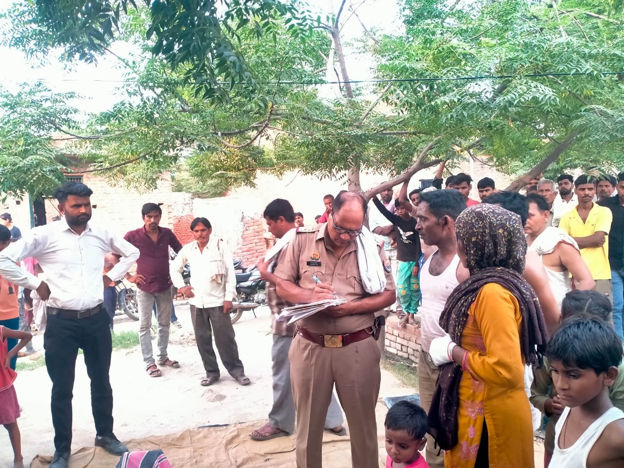 Wयुवक का शव पेड़ पर लटका मिला, स्वजन ने जताई हत्या की आशंका