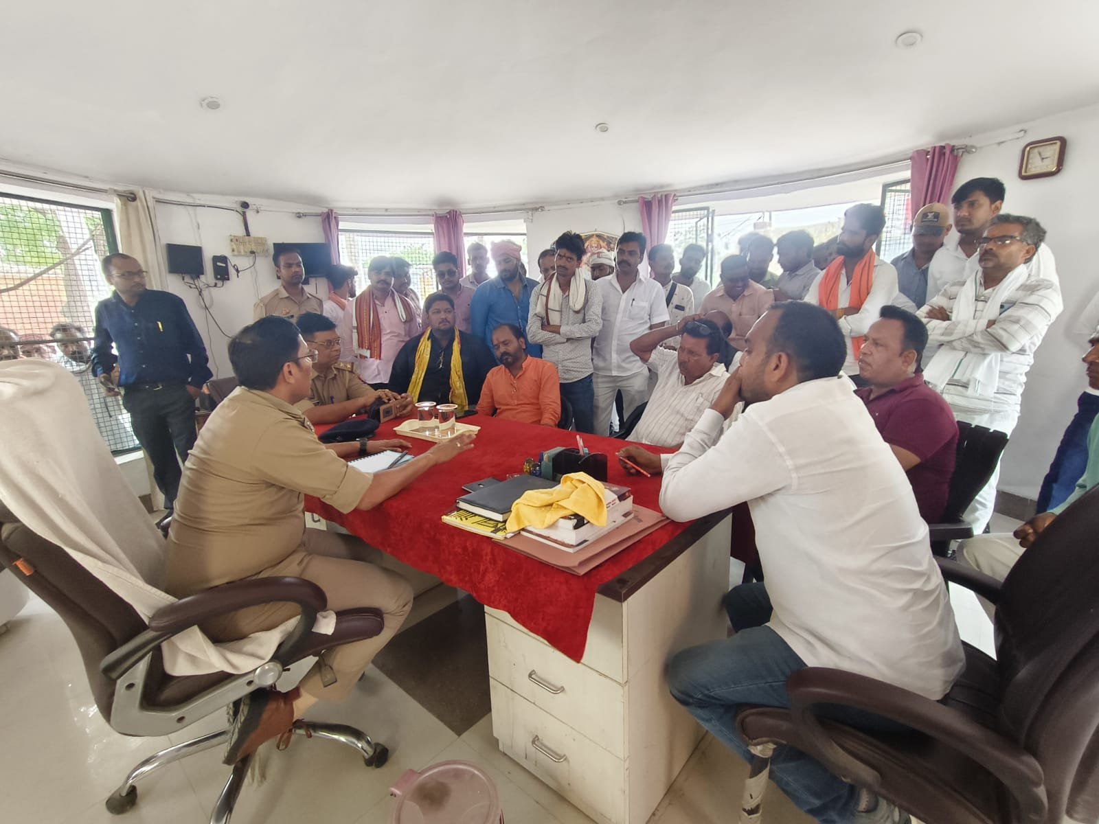 Wहिंदूवादी संगठनों के विरोध के बाद थाने में हुआ समझौता, कथावाचक ने कलावा-तिलक पर की गई टिप्पणी पर मांगी माफी