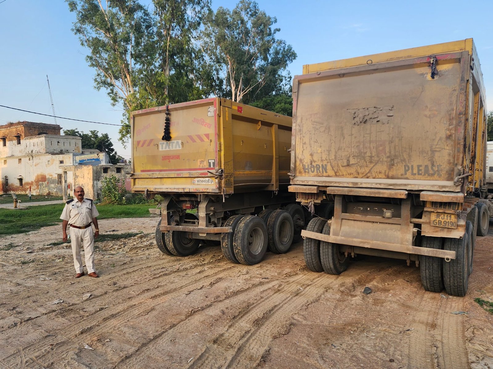 Wबिना हाई सिक्योरिटी नंबर प्लेट वाले दो ट्रक सहित 10 वाहन सीज, 1.37 लाख का जुर्माना