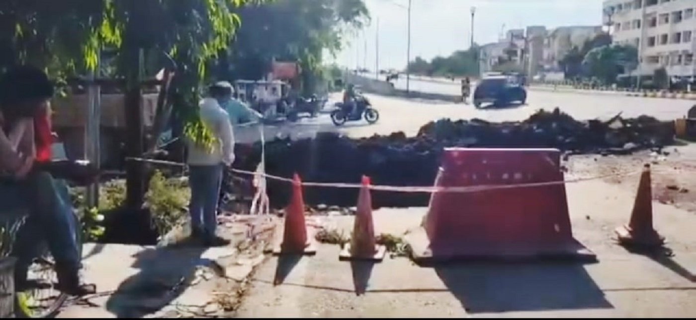 Wपहली ही बारिश में ढही रिंग रोड की साख, इंदिरा नगर की सर्विस लेन धंसी