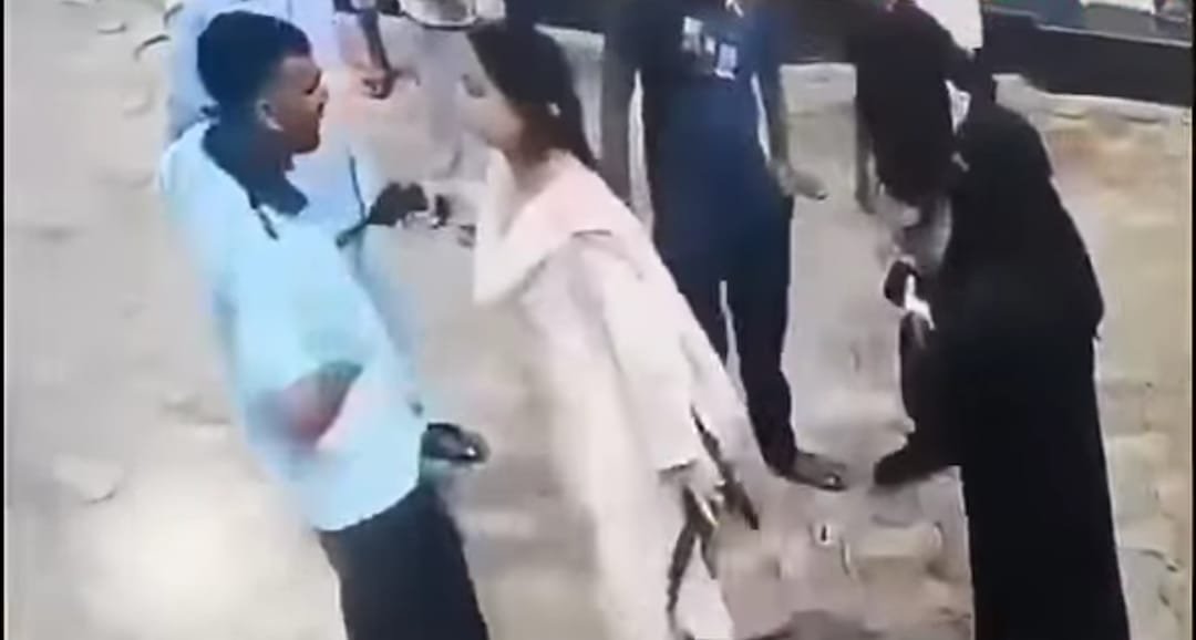 Wयूपी: पिता को धक्का लगा तो बेटी ने तान दी रिवॉल्वर, पेट्रोल पंपकर्मी से बोली – “इतनी गोली मारूंगी कि घरवाले भी नहीं पहचानेंगे”