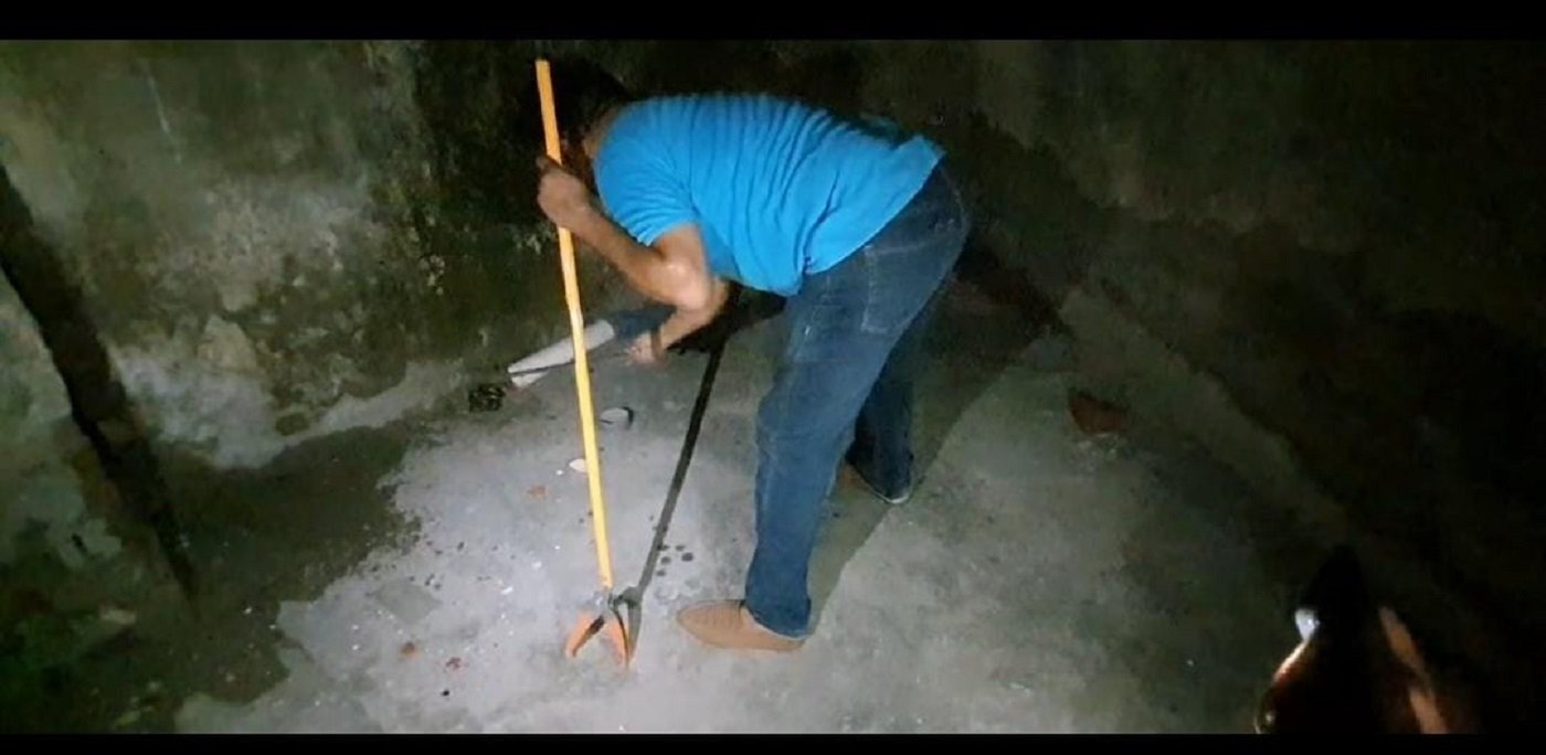 Wहॉस्टल में छिपा था बेहद जहरीला सांप देखकर मचा हड़कंप, सर्पमित्र ने किया रेस्क्यू