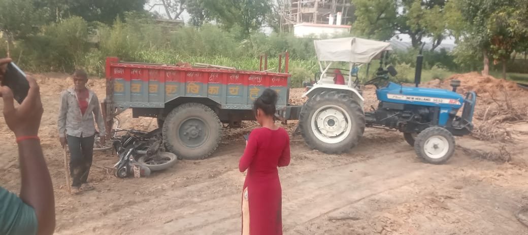 Wखेत पर काम कर रहे भाई-बहन पर दबंगों का हमला, ट्रॉली चढ़ाने की कोशिश में घायल