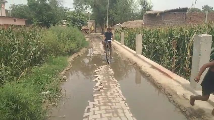 Wदौलतियापुर में नहीं बनी नाली, ग्रामीणों को जलभराव से गुजरना मजबूरी
