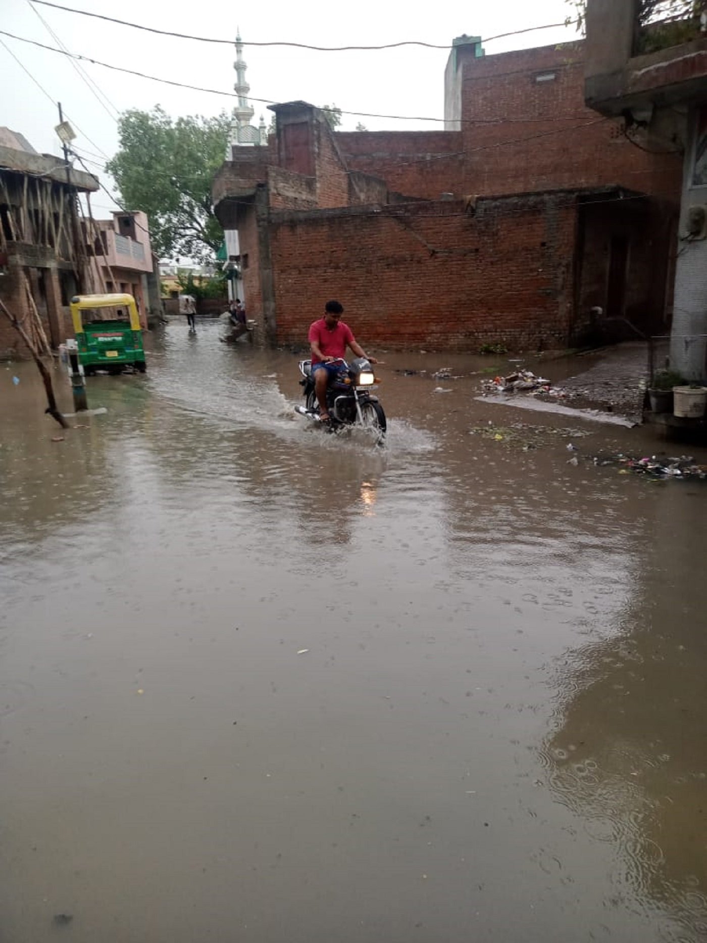 Wवर्ष भर बाद भी नहीं सुलझी जलभराव की समस्या, किदवई नगर व शिवाजी नगर की जनता बेहाल