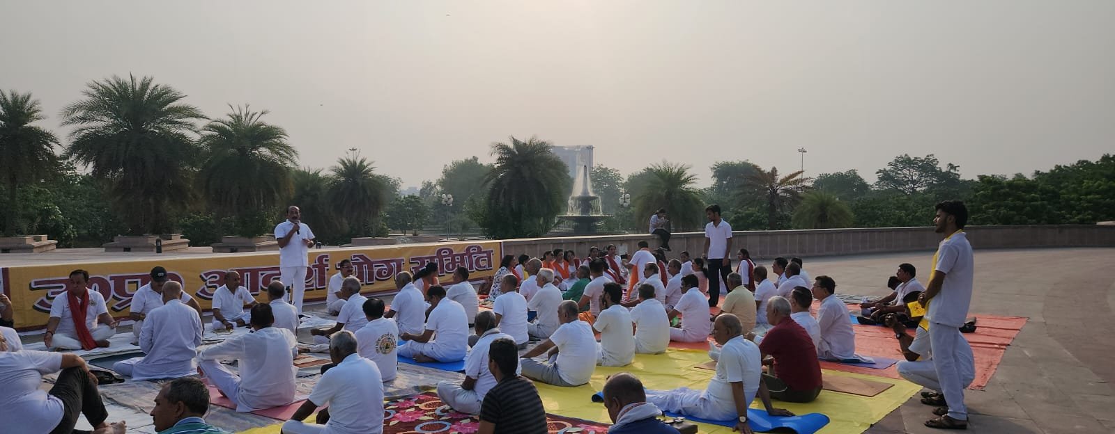 W1090 चौराहे पर योगाभ्यासियों ने योगाभ्यास किया: संजय गुप्ता