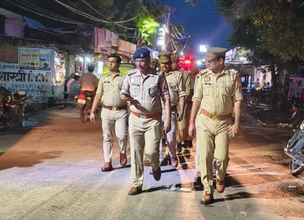 Wजालौन में एएसपी ने पुलिस बल के साथ किया पैदल मार्च, सुरक्षा का दिया भरोसा