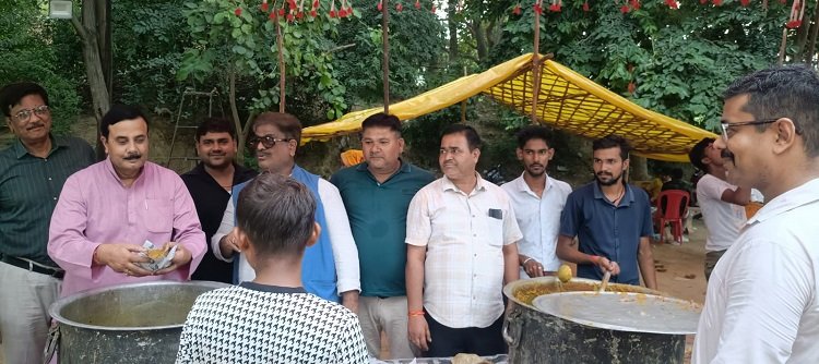 Wसावन के तीसरे सोमवार को श्रंगीरामपुर में भंडारे में उमड़े कांवड़िया, पूर्व विधायक अरविन्द प्रताप सिंह रहे मौजूद