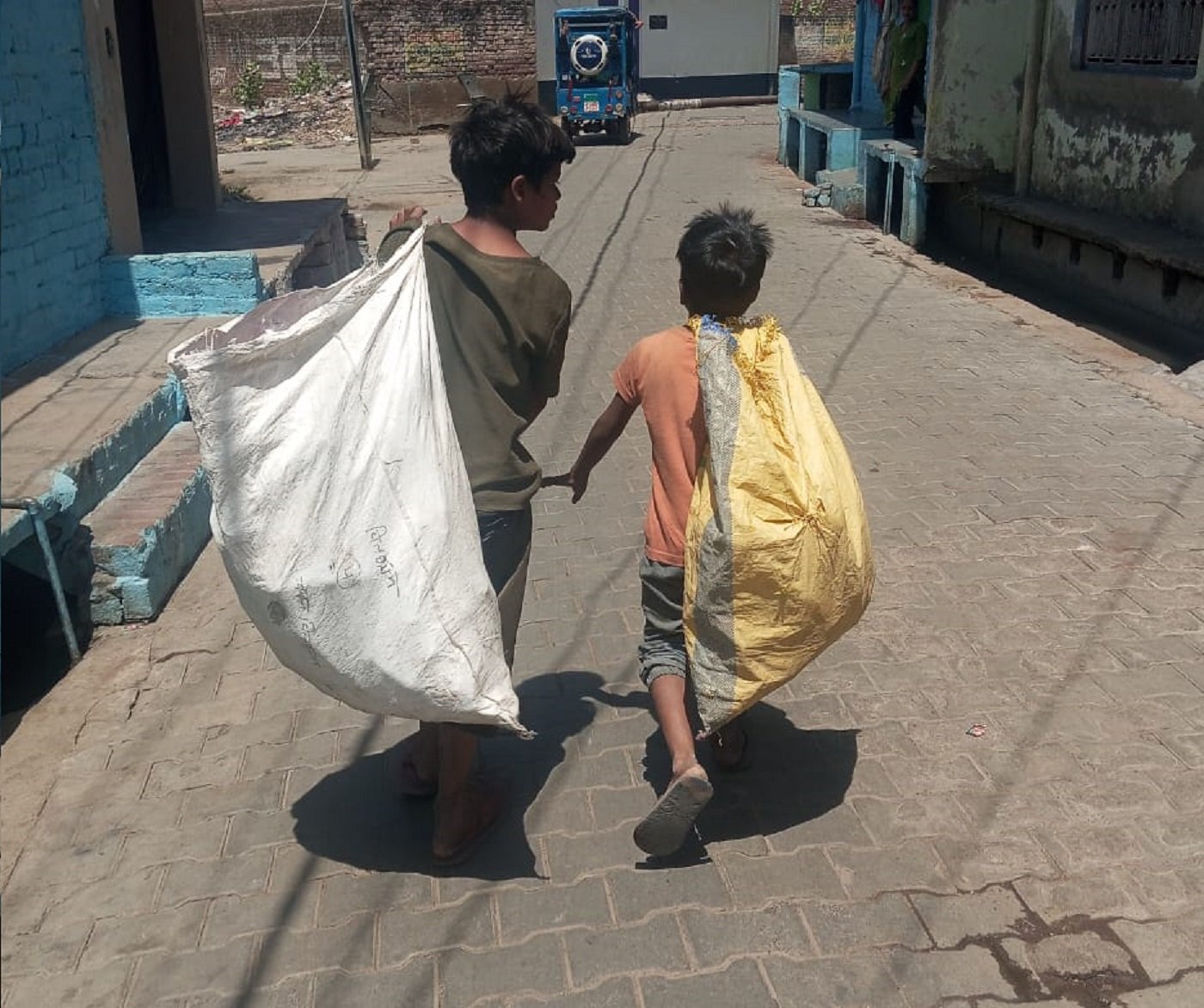 Wविडंबना:अभी भी कूड़े के ढेरों में अपना भविष्य तलाश रहा है बचपन