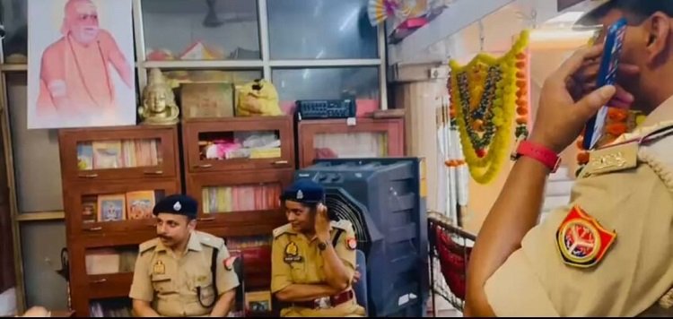 Wसावन के पहले सोमवार को लेकर मनकामेश्वर मंदिर पहुंचे डीसीपी और एडीसीपी