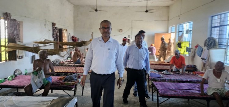 Wसिरौली वृद्धाश्रम का डीएम ने किया औचक निरीक्षण