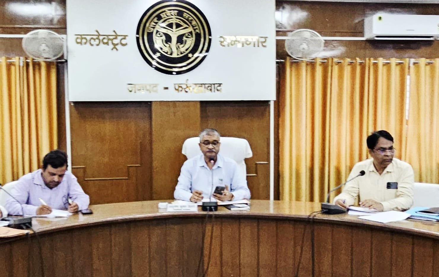 Wबैंक योजनाओं की समीक्षा बैठक में डीएम सख्त