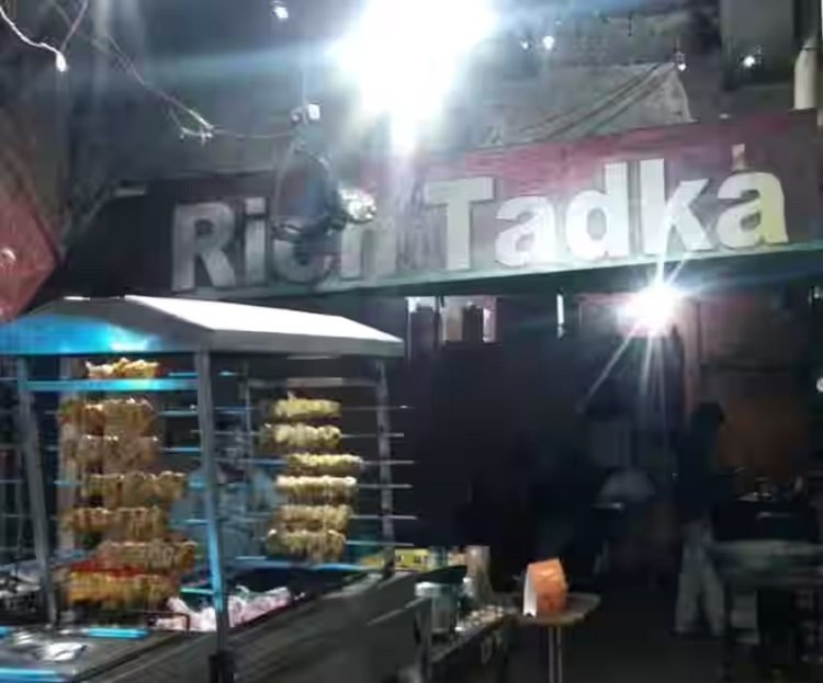 Wफूड पैकिंग के दौरान युवक ने थूका, वीडियो वायरल होने पर मचा हड़कंप