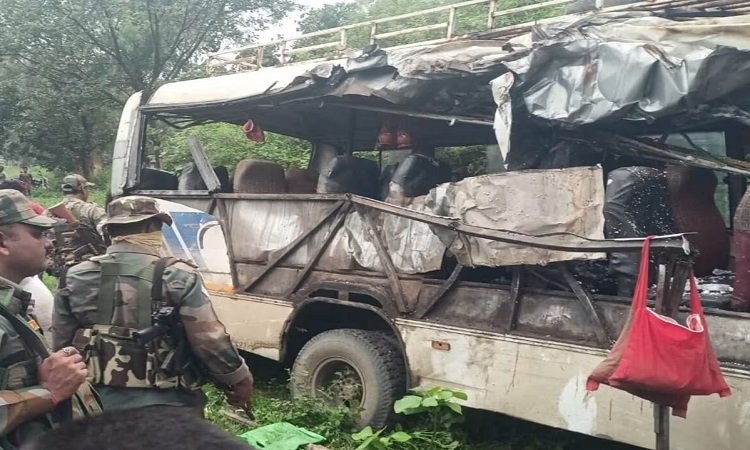 देवघर में 18 कांवड़ियों की मौत, गैस सिलेंडर ले जा रहे ट्रक से टकरा गई बस