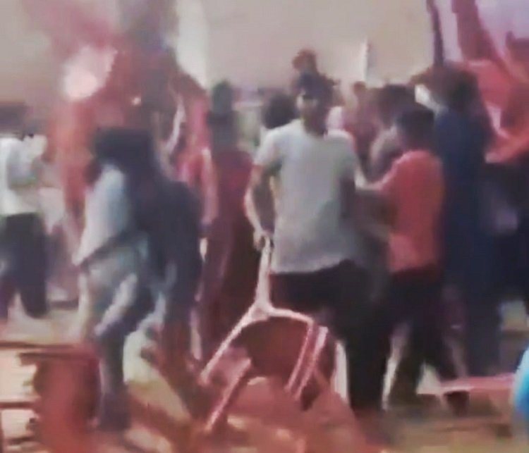 Wमामूली विवाद में दो पक्ष भिड़े, जमकर चले लाठी-डंडे और कुर्सियां, महिला घायल