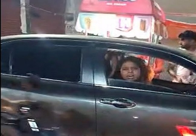 Wनशे में धुत कार सवार महिला का वीडियो वायरल, गाली-गलौज से मचा बवाल