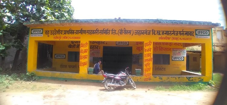 Wसचिव लगातार गायब, समितियों में खाद को लेकर हाहाकार
