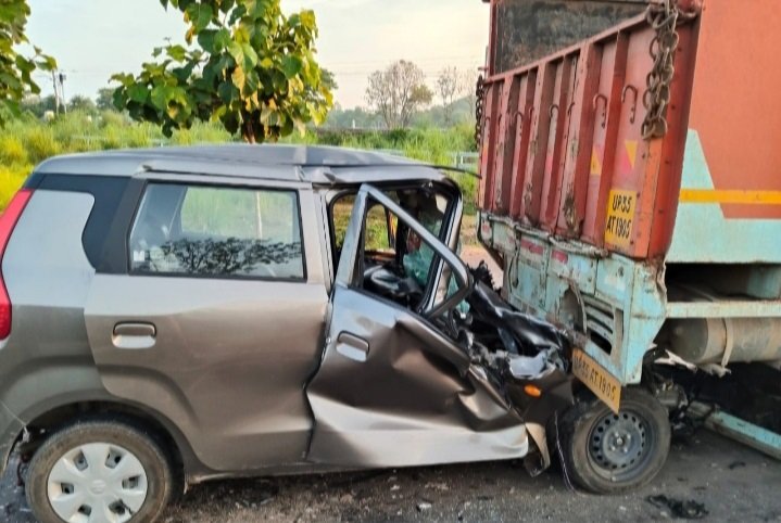 Wखड़े ट्रक में घुसी कार, योगी के मंत्री के कैमरे मैन की मौत