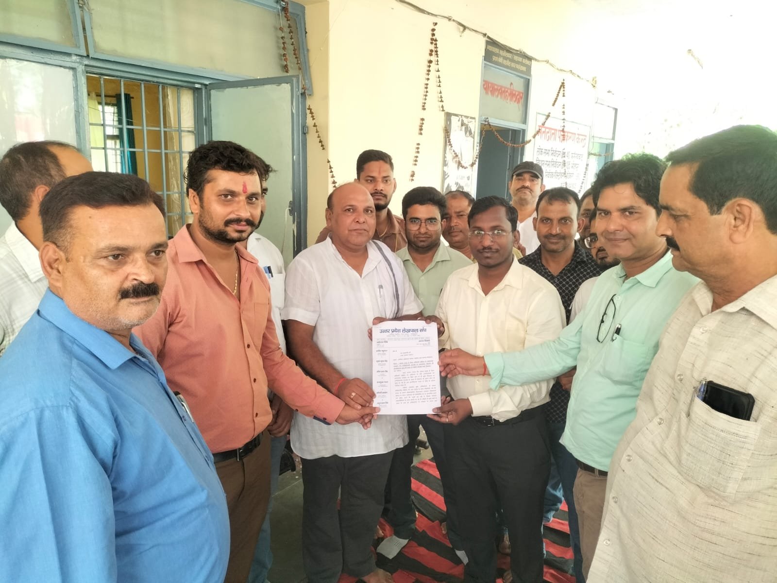 Wहापुड़ में लेखपाल की मौत पर आक्रोश, फर्रुखाबाद में लेखपाल संघ ने सौंपा मुख्यमंत्री को ज्ञापन