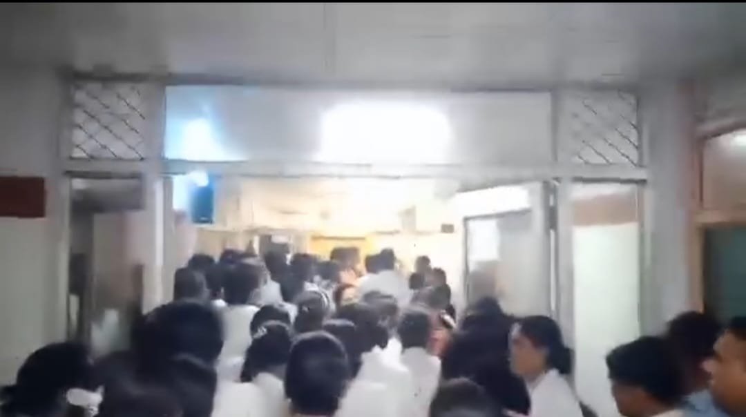 Wसिविल अस्पताल में हंगामा, कर्मचारियों ने डायरेक्टर का किया घेराव