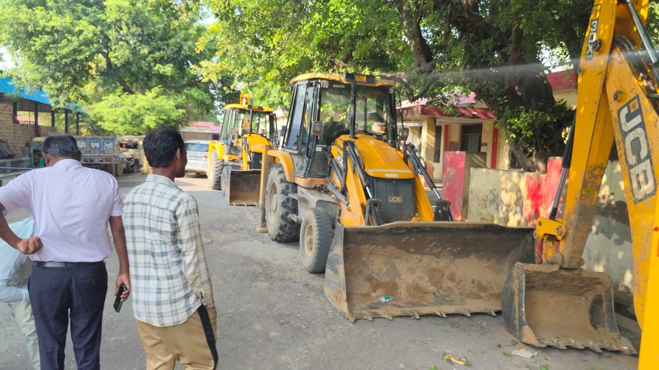Wकायमगंज में दूसरे दिन भी अवैध खनन पर कार्रवाई, दो जेसीबी मशीनें सीज