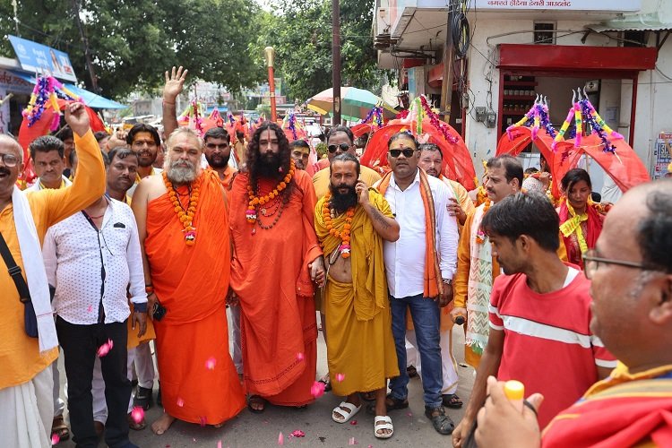 Wराष्ट्रीय हिंदू शक्ति संगठन ने कांवड़ यात्रा का किया आयोजन, लोगों ने बढ़ चढ़ कर लिया भाग