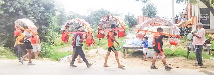 Wश्रृंगीरामपुर जल भरने जा रहे कांवरियों की सेवा में जुटे शिवभक्त