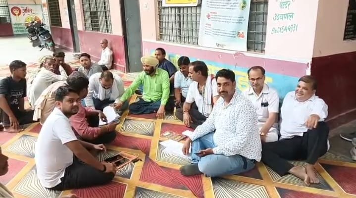 Wलेखपाल संघ ने मुख्यमंत्री को संबोधित ज्ञापन उप जिलाधिकारी को सौपा