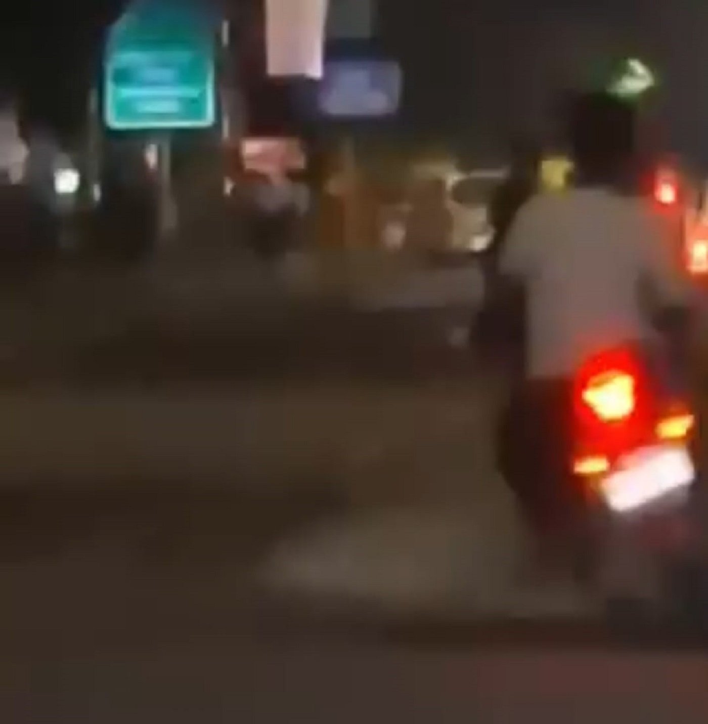 Wलखनऊ की सड़कों पर ‘मौत की रफ्तार’: गोमती नगर में युवकों ने चलती गाड़ी को बना दिया स्टंट शो