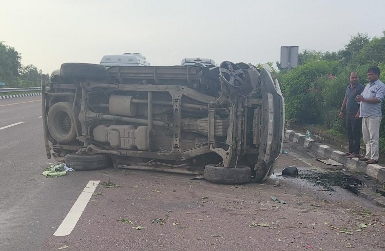 Wलखनऊ-आगरा एक्सप्रेस वे पर दर्दनाक हादसा