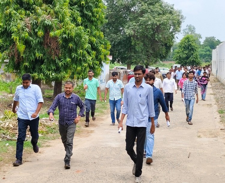 Wसमय की चूक भारी पड़ी: देरी से पहुंचे दो अभ्यर्थी परीक्षा से हुए वंचित, केंद्र पर लौटाया गया