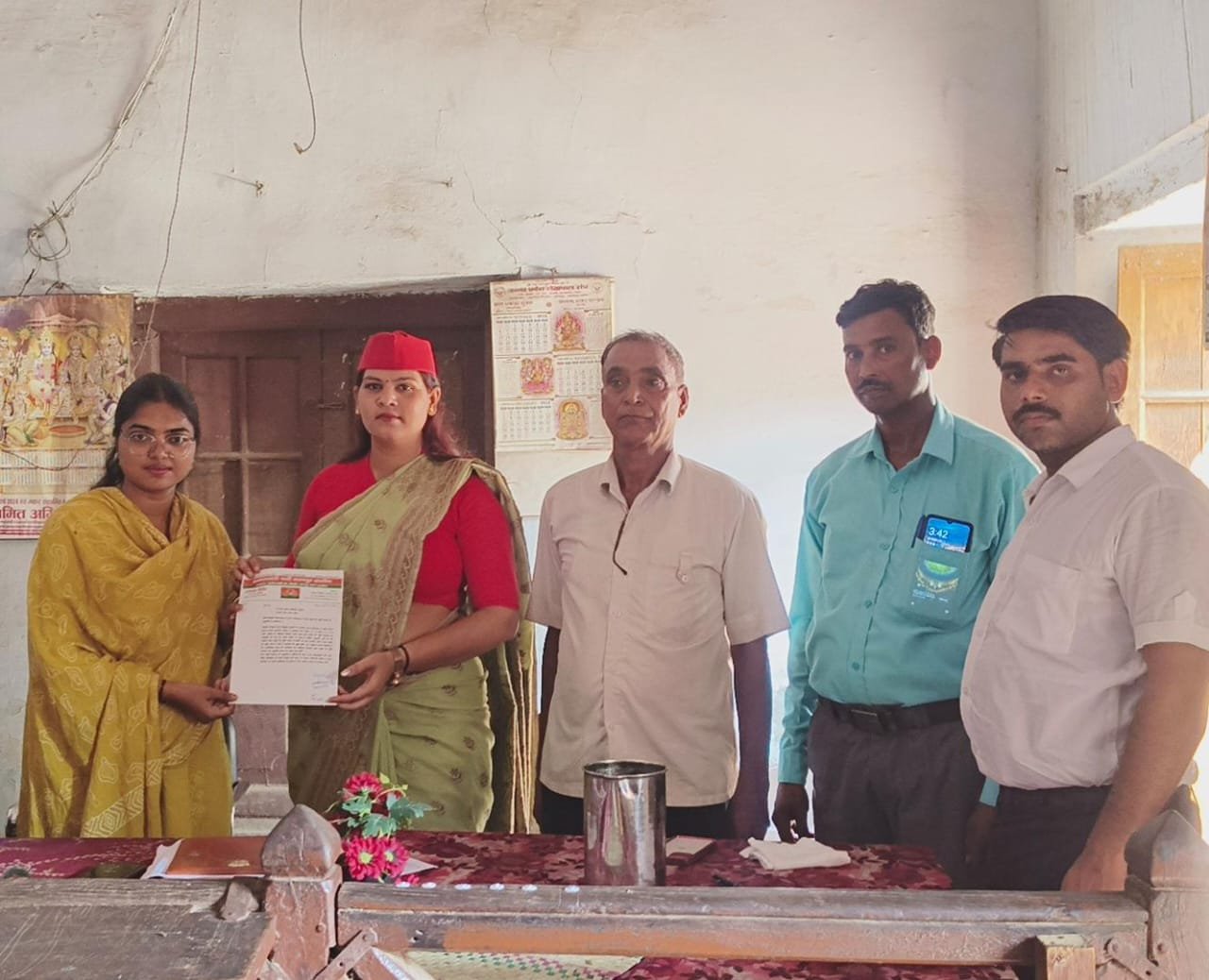 Wमूर्ति स्थापना की अनुमति न मिलने पर सपा नेत्री रचना सिंह गौतम ने जताई नाराजगी, सौंपा ज्ञापन