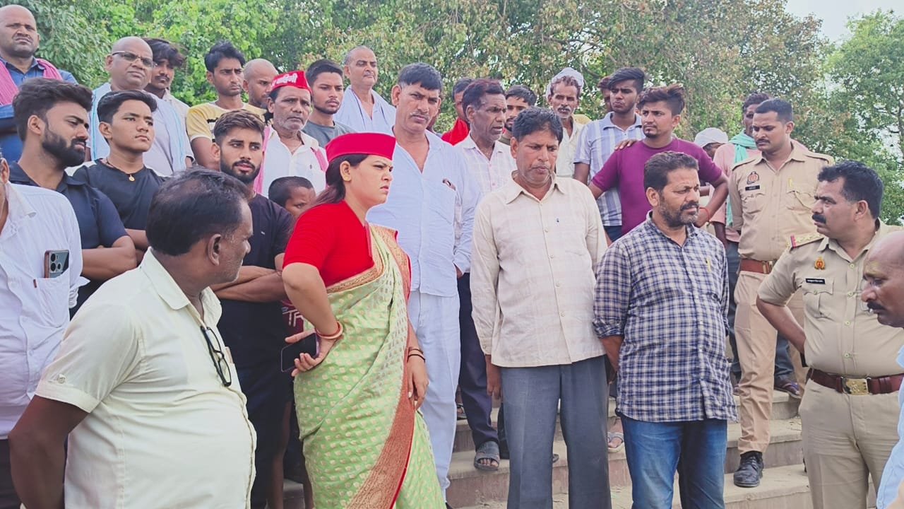 Wगंगा में डूबे युवक की सूचना पर टूटा घाट पहुंचीं पूर्व विधानसभा प्रत्याशी रचना सिंह गौतम, परिजनों से की मुलाकात