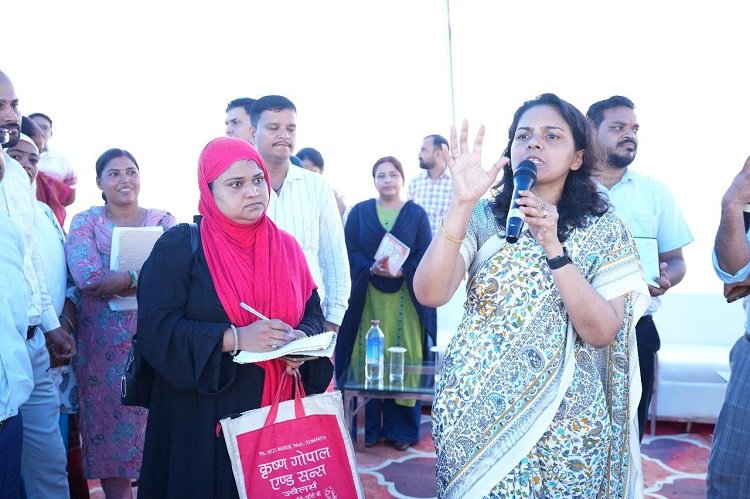 Wमंडलायुक्त डॉ रोशन जैकब की अध्यक्षता में अकबर नगर से बसन्तकुंज योजना में विस्थापित किये गये लोगों के लिये रोजगार के अवसर सृजित करने को लेकर लगाया गया चौपाल