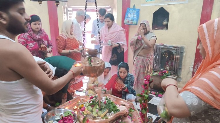 Wसावन के तीसरे सोमवार को शिव में मंदिरों में दिखा भक्ति का सैलाब