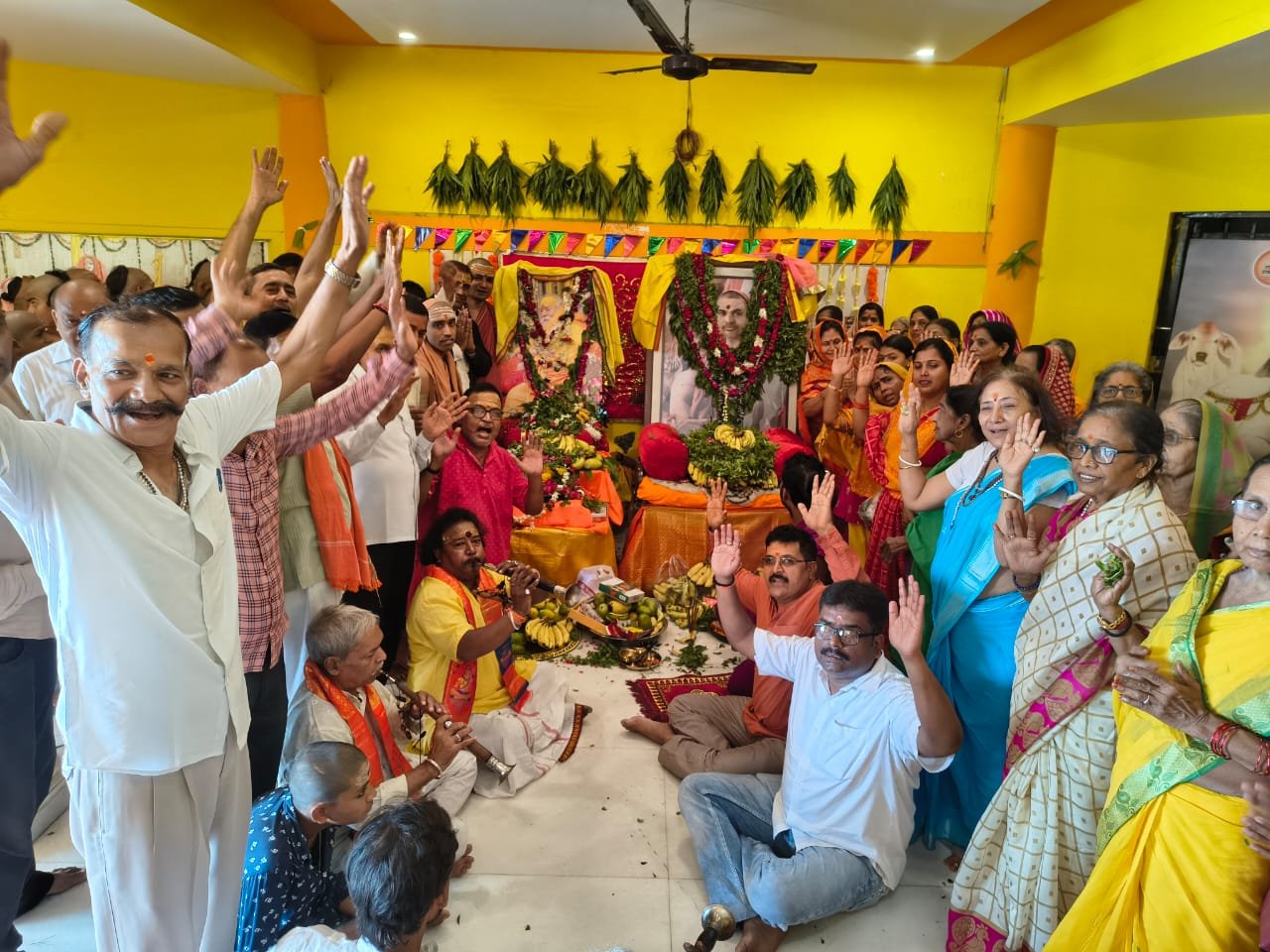 Wगुरुभक्तों ने की शंकराचार्य के छायाचित्र का सविधि पूजन