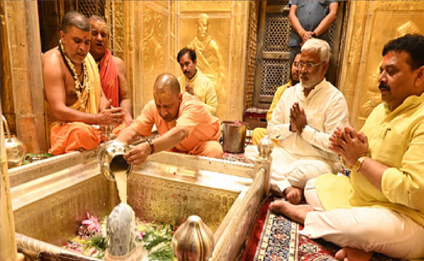 Wसीएम योगी ने काशी विश्वनाथ और काल भैरव मंदिर में की पूजा-अर्चना