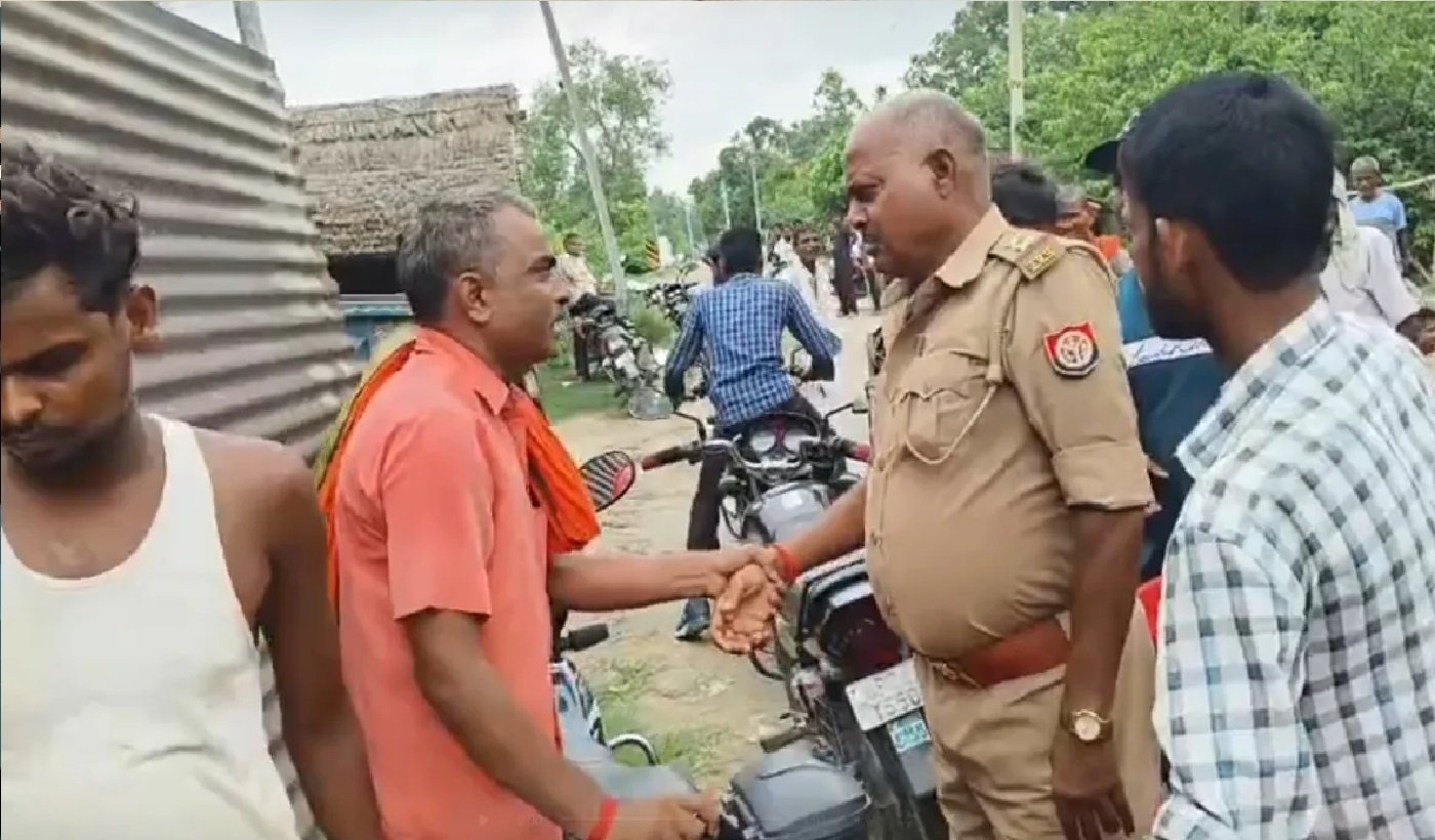 Wरिश्वत के आगे झुकी खाकी, ग्रामीणों ने मारी बाजी, दरोगा की रखवा ली गाड़ी