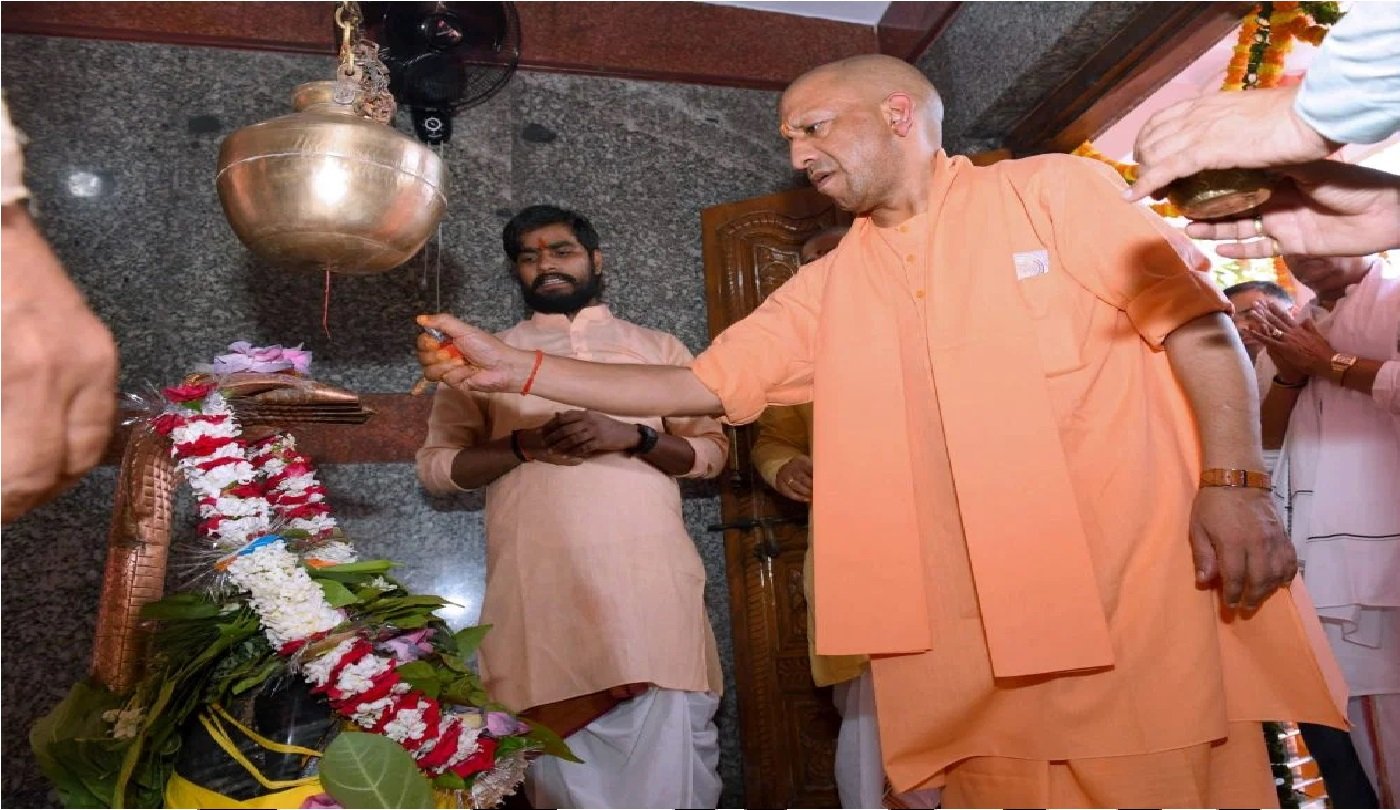 Wसावन शिवरात्रि पर सीएम योगी ने किया रुद्राभिषेक, प्रदेशवासियों के लिए की मंगलकामना