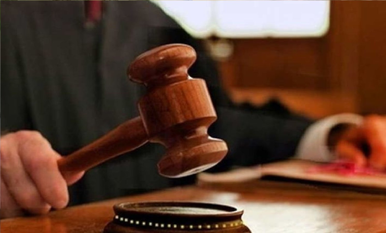 Wअदालत के आदेश पर अधिवक्ता पिता पुत्र के खिलाफ मुकदमा दर्ज