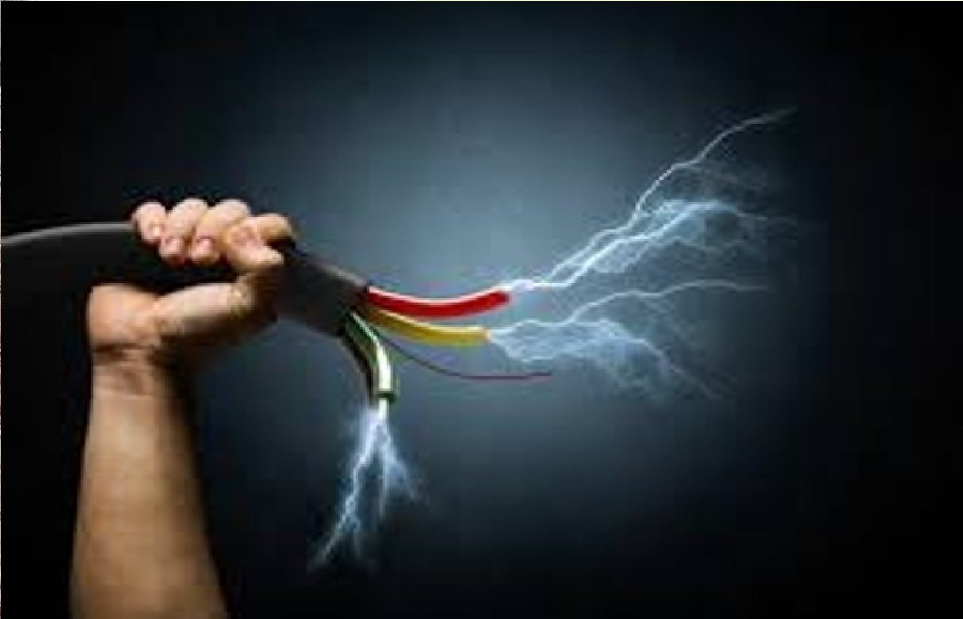 Wपंखे का तार जोड़ते समय करंट लगने से महिला झुलसी