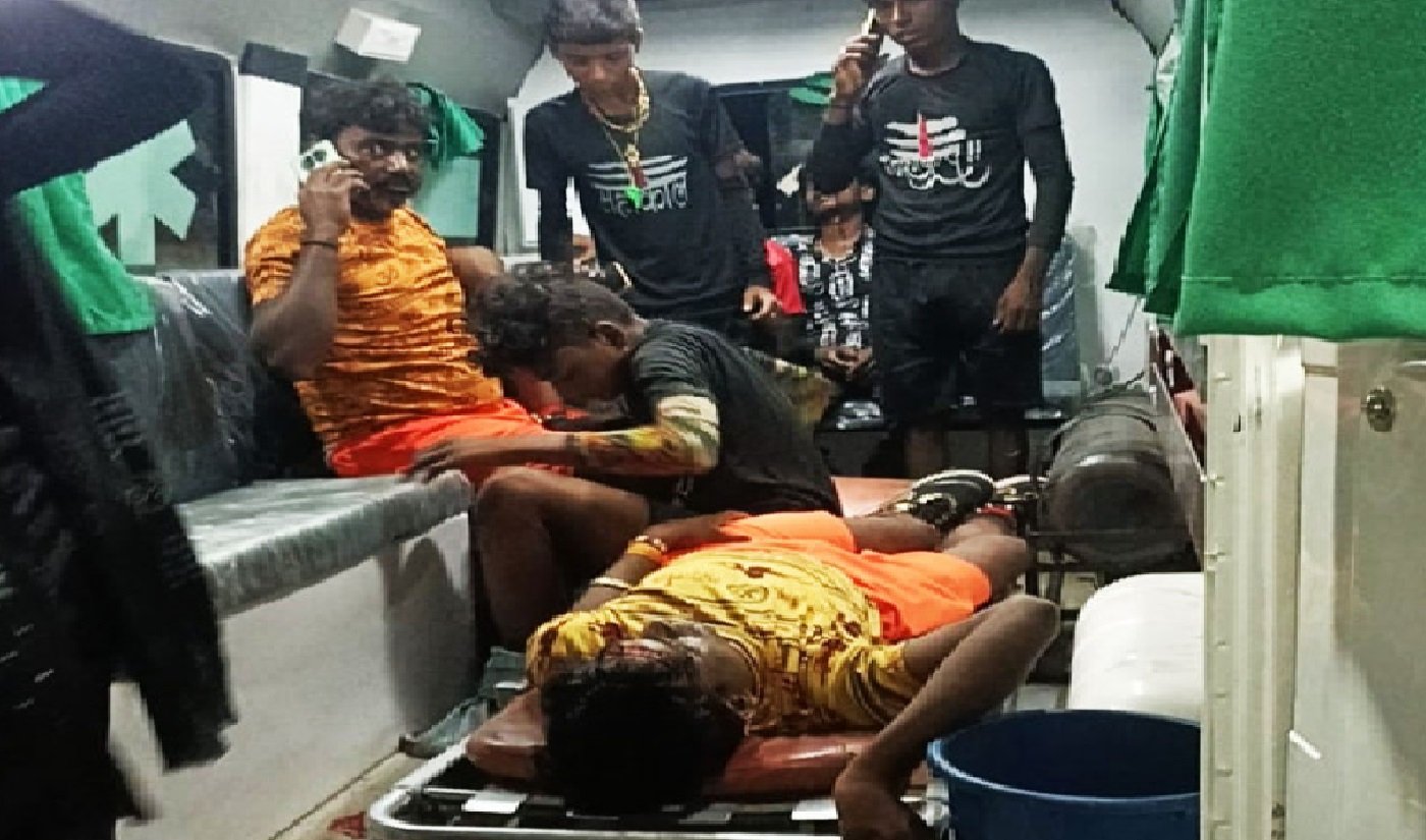 Wकांवड़ियों से भरी ट्रैक्टर ट्राली को अज्ञात वाहन ने मारी टक्कर, कई लोगों की हालत गंभीर